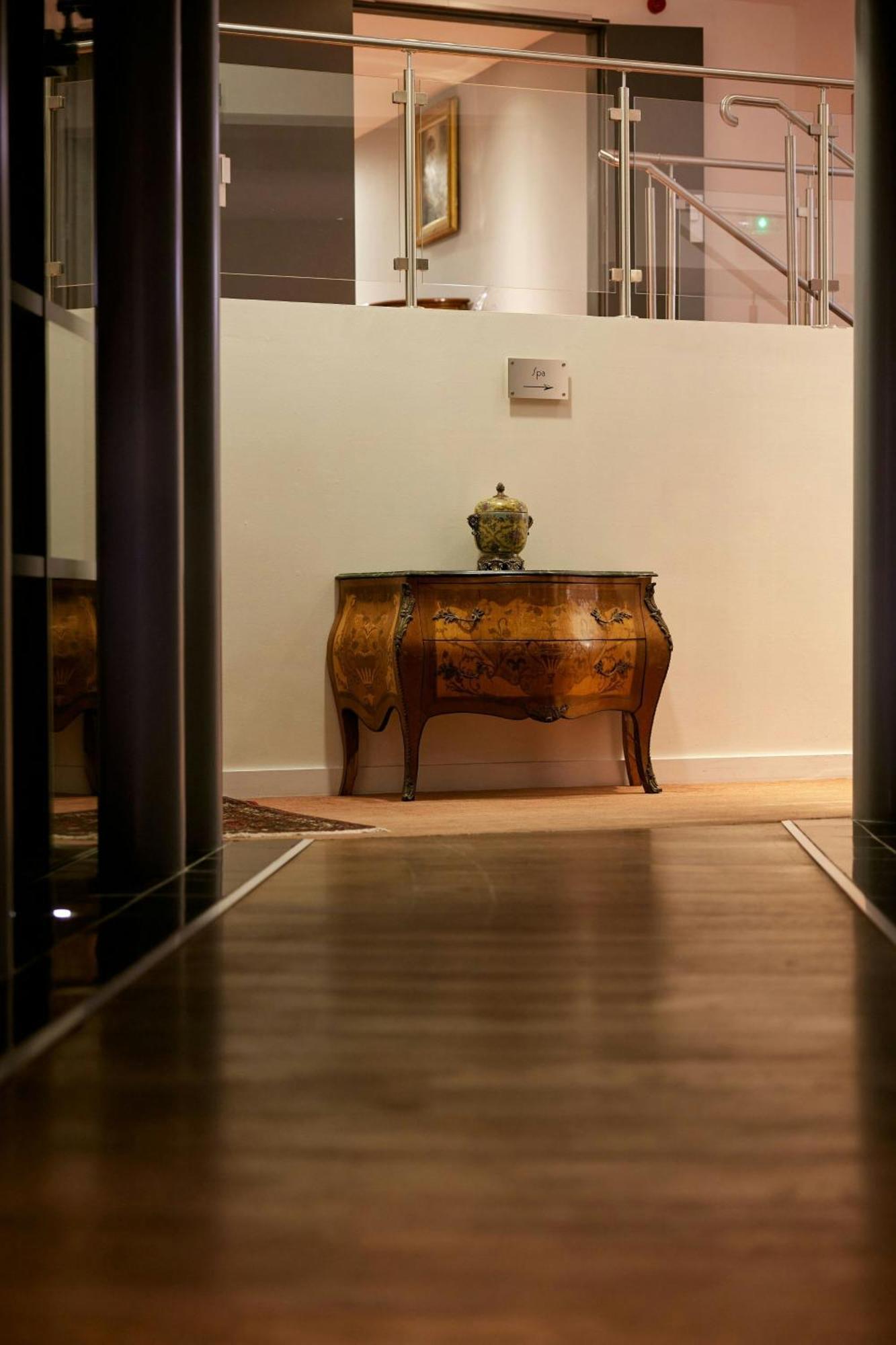 L'Hermitage Gantois, Autograph Collection Lille Eksteriør bilde A console table