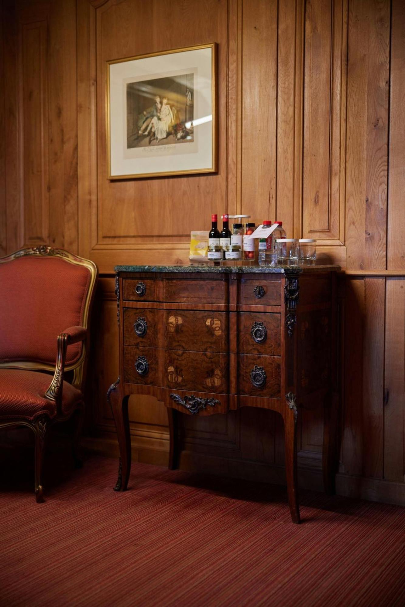 L'Hermitage Gantois, Autograph Collection Lille Eksteriør bilde A small bar in a hotel room